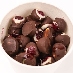 Свежемороженая вишня в белом и темном шоколаде