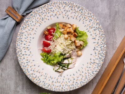 Салат с цыпленком Су-вид и соусом Цезарь