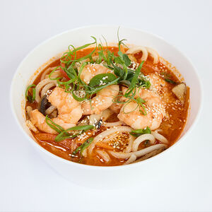 Лапша в бульоне по-тайски с креветками