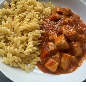 Гуляш из говядины с макаронами