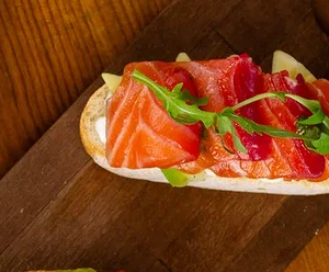 Брускетта с лососем