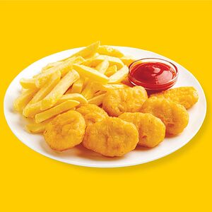 Картофель фри с наггетсами