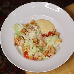 Салат Цезарь с креветками