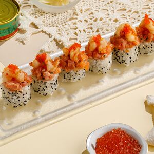 Сливочный ролл с лососем, тунцом и креветкой 