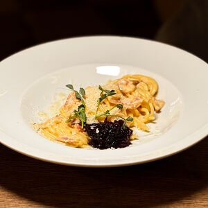Паста с сырным соусом, беконом и луковым мармеладом