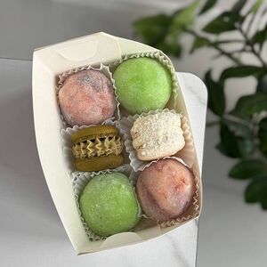 Бокс из моти и макаронс