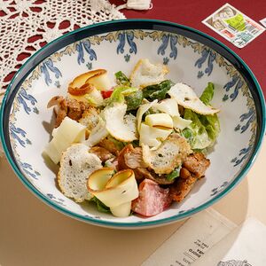 Теплый салат с курицей и копченым сулугуни