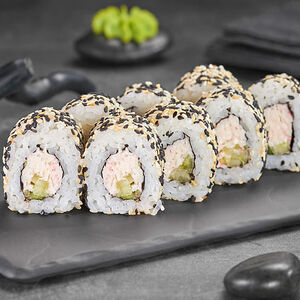 Ролл Калифорния в кунжуте