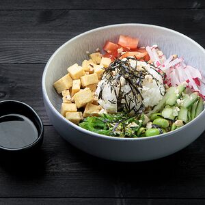 Поке с тофу и томатами