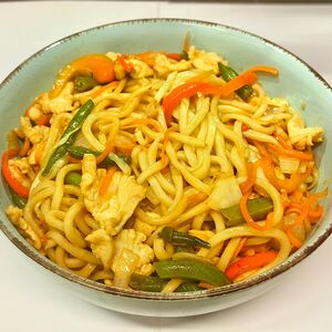 Жареная лапша в соусе черный перец (курица)