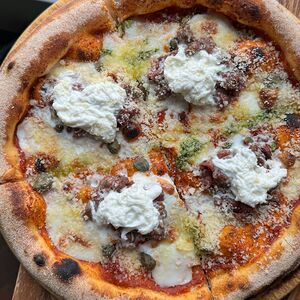 Пицца с тартаром из телятины с сыром страчателла