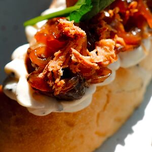 Брускетта и грибами, трюфельным соусом и луковым мармеладом