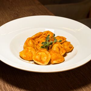Пельмени со свининой и мясом птицы в соусе биск