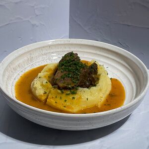 Телячьи щеки с пюре и луком-сибулет