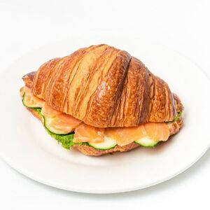 Круассан с слабосоленым лососем