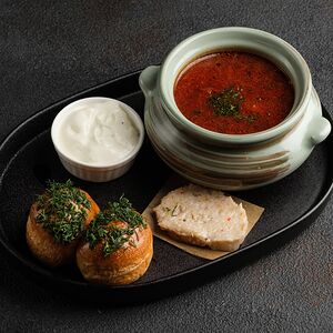 Борщ с мясом, сметаной и пампушками