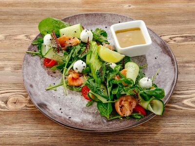 Салат с авокадо и лосось