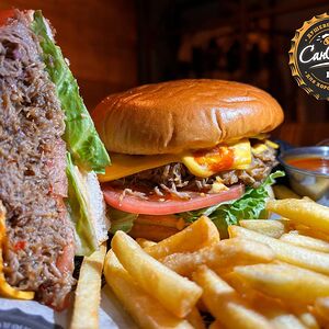 Бургер с рваной свининой