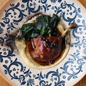 Утка конфи, шпинат, черная смородина