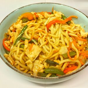 Жареная лапша в соевом соусе (говядина)