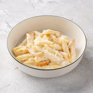 Паста со сливочно-сырным соусом и запеченной курицей
