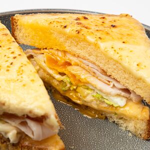 Сэндвич с пастрами из индейки, овощами, сыром и яйцом