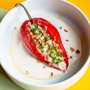 Перец рамиро, лосось горячего копчения, соус тоннато 