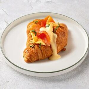Круассан с лососем и голландским соусом