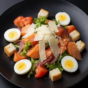 Салат из слабосоленой семги и перепелиных яиц