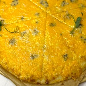 Пп-пицца без глютена 4 сыра (моцарелла, чеддер, дорблю, пармезан)