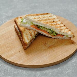 Сэндвич с авокадо и лососем