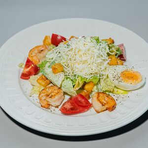Цезарь с сыром сулугуни и креветками 