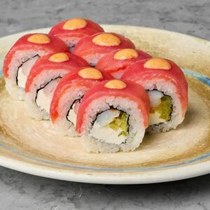 Ролл с тунцом, креветкой и такуаном