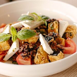 Салат с баклажанами, томатами и фетой