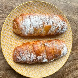 Булочка с клубничным повидлом и кусочками фруктов