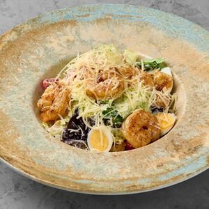 Салат Цезарь с тигровыми креветками