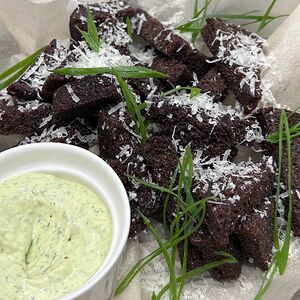 Гренки с пармезаном и соусом Ранч