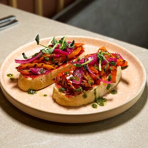 Брускетты с запеченным перцем и маринованным луком