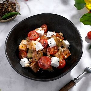 Салат из баклажанов, чери с сыром Фета
