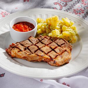 Отбивная из свинины с молодым картофелем