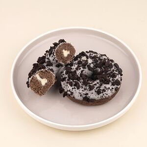 Пончик c ванильной начинкой и кусочками печенья