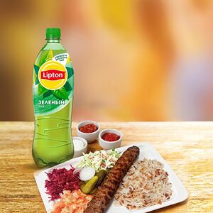 Люля-кебаб из курицы с гарниром, салатом и соусами и чай Липтон (1 л)