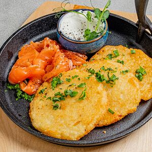 Драники с сёмгой и соусом Крем-чиз