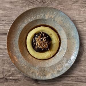 Говяжьи щёчки с картофельным пюре и соусом демиглас