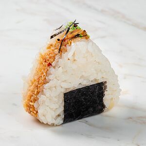 Онигири с крабом