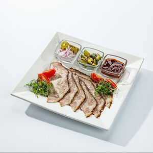 Брискет с битыми огурцами, соусом BBQ, ялтинским луком и перцем халапеньо