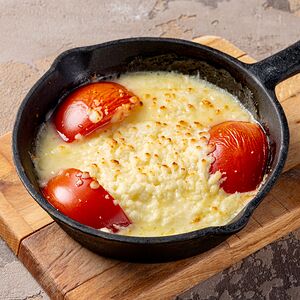 Сыр сулугуни, запеченный с помидорами