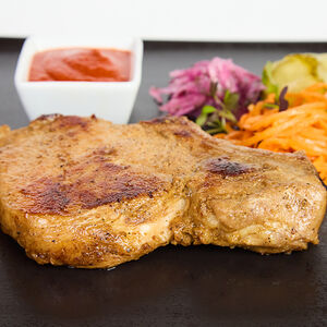 Стейк из свинины на кости с фирменным томатным соусом