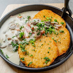 Драники с беконом и грибами в сливочном соусе