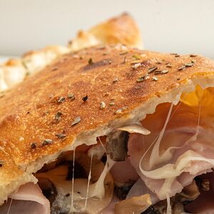 Кальцоне с ветчиной и грибами